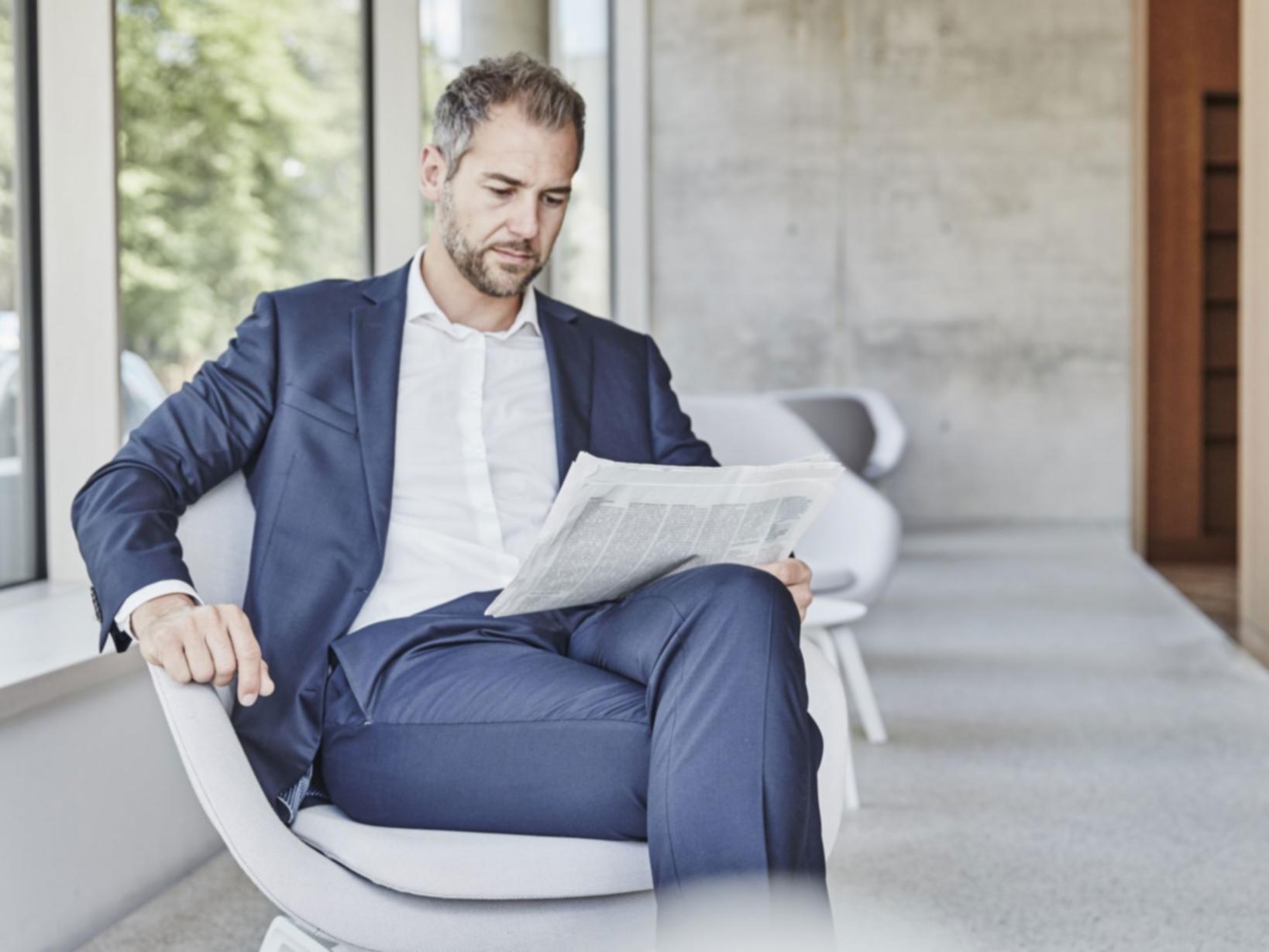 Deltagere arbejder med budgetanalyse på en workshop
